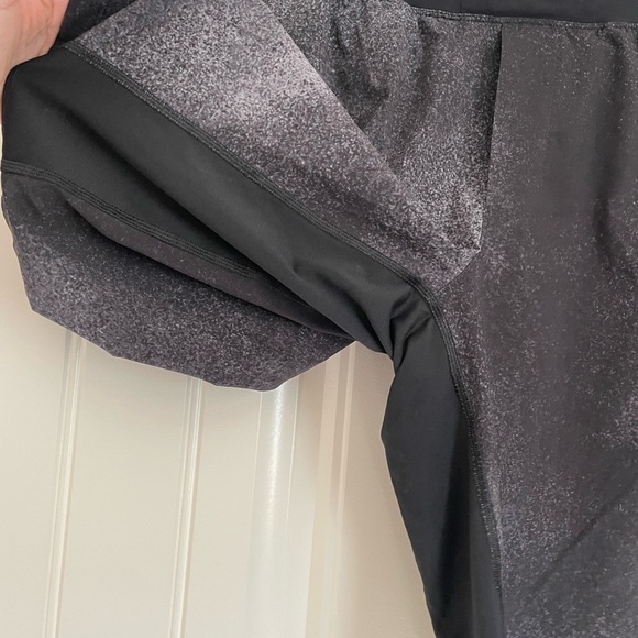 Lululemon T.H.E. Short Linerless 11"
Ocean Spray Ice Grey Black size small - Picture 7 of 7